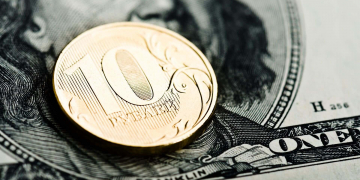 Рубль падает против доллара и юаня на Мосбирже: курс доллара превышает 100 рублей впервые с августа