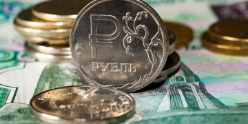 Рубль продолжает падение: доллар впервые с августа превысил 99 рублей