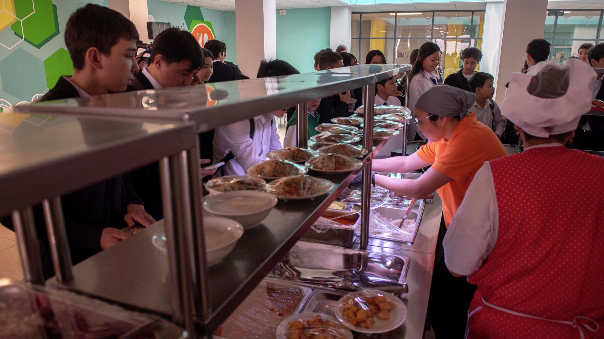 Аким Астаны пообещал увеличить тарифы на бесплатные обеды для школьников