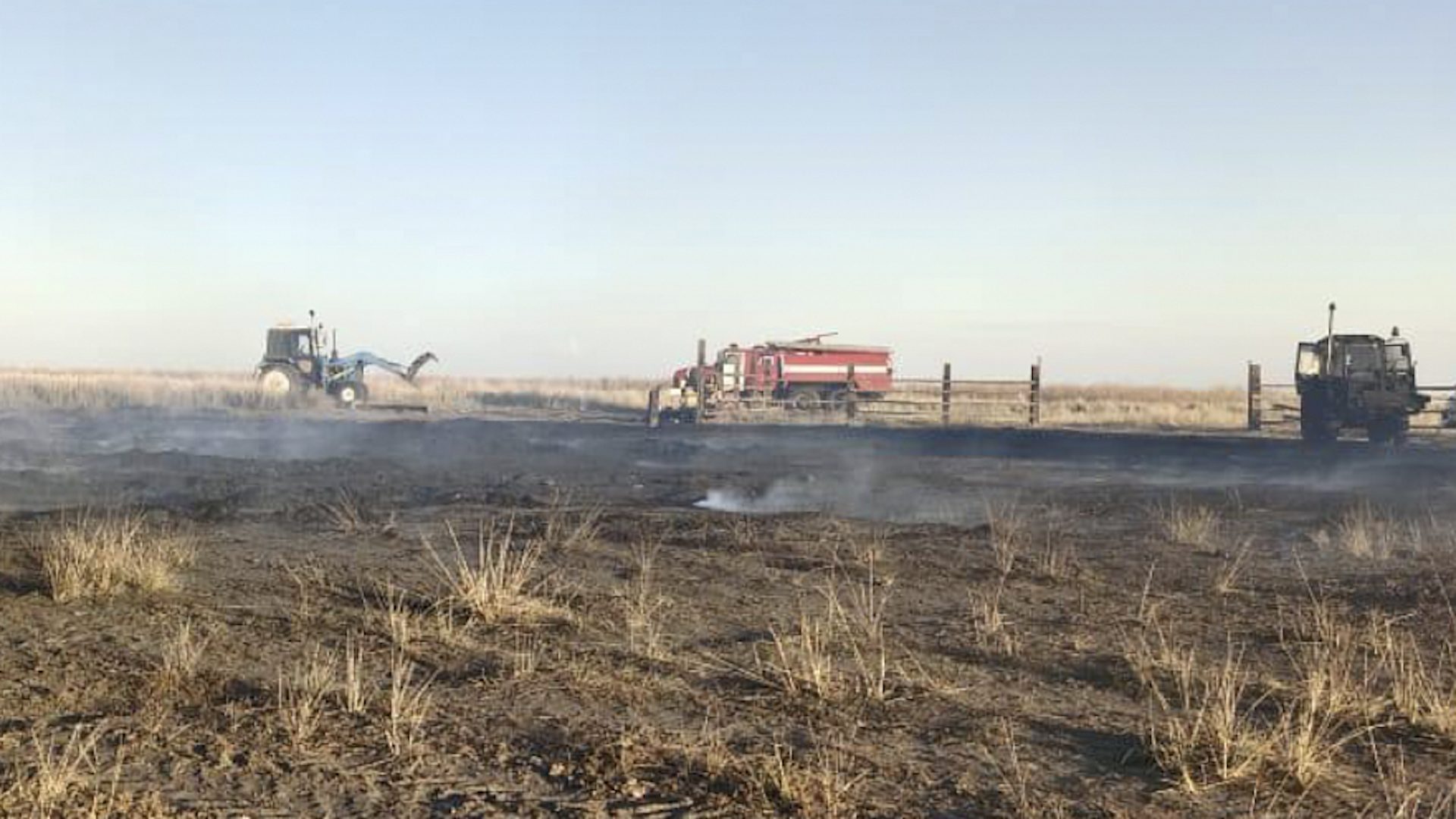 Дети, игравшие со спичками, сожгли 82 тонны сена в Казахстане: родители должны заплатить ущерб