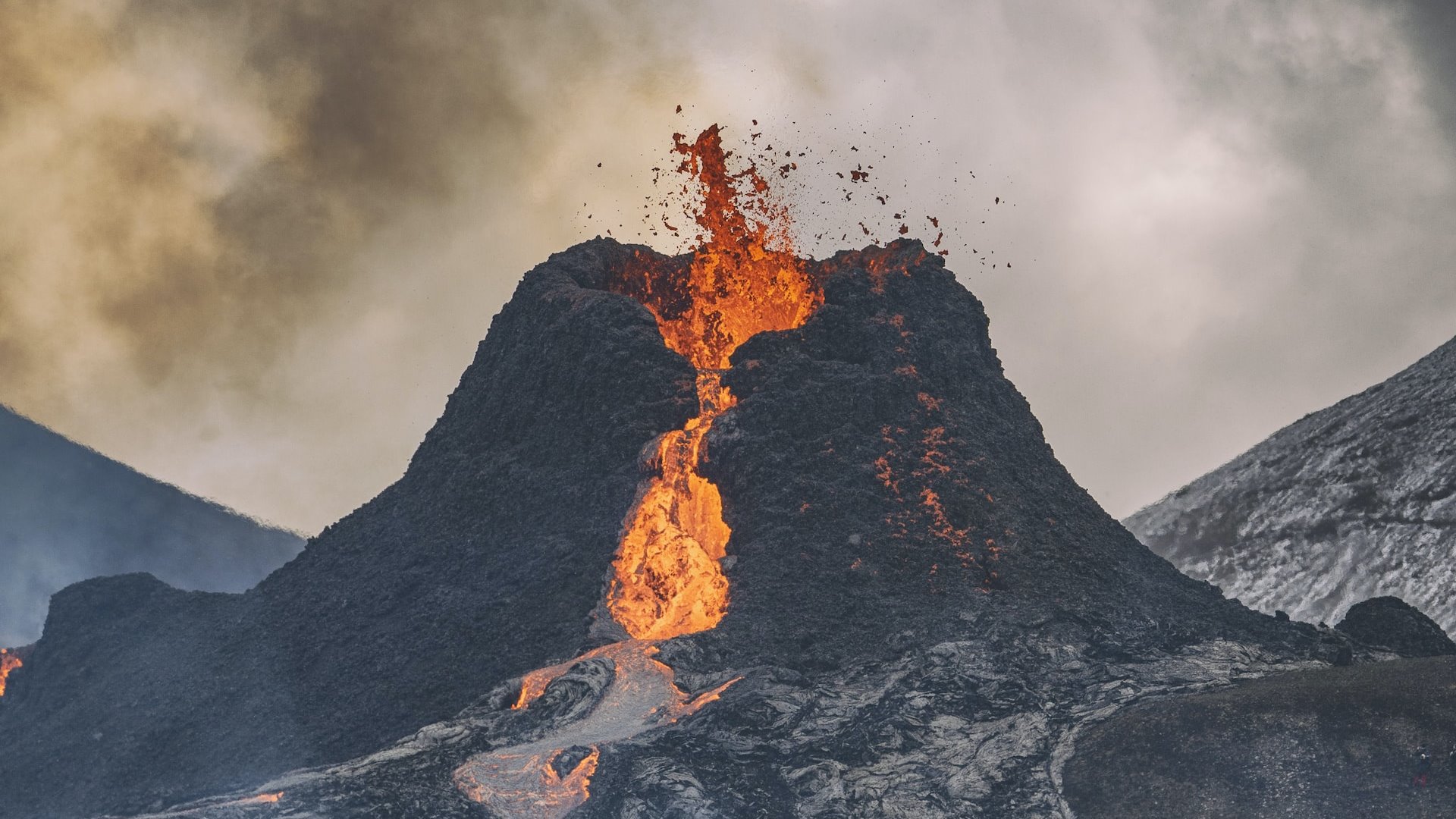 Исландия объявила эвакуацию из-за угрозы вулканического извержения - Bizmedia.kz