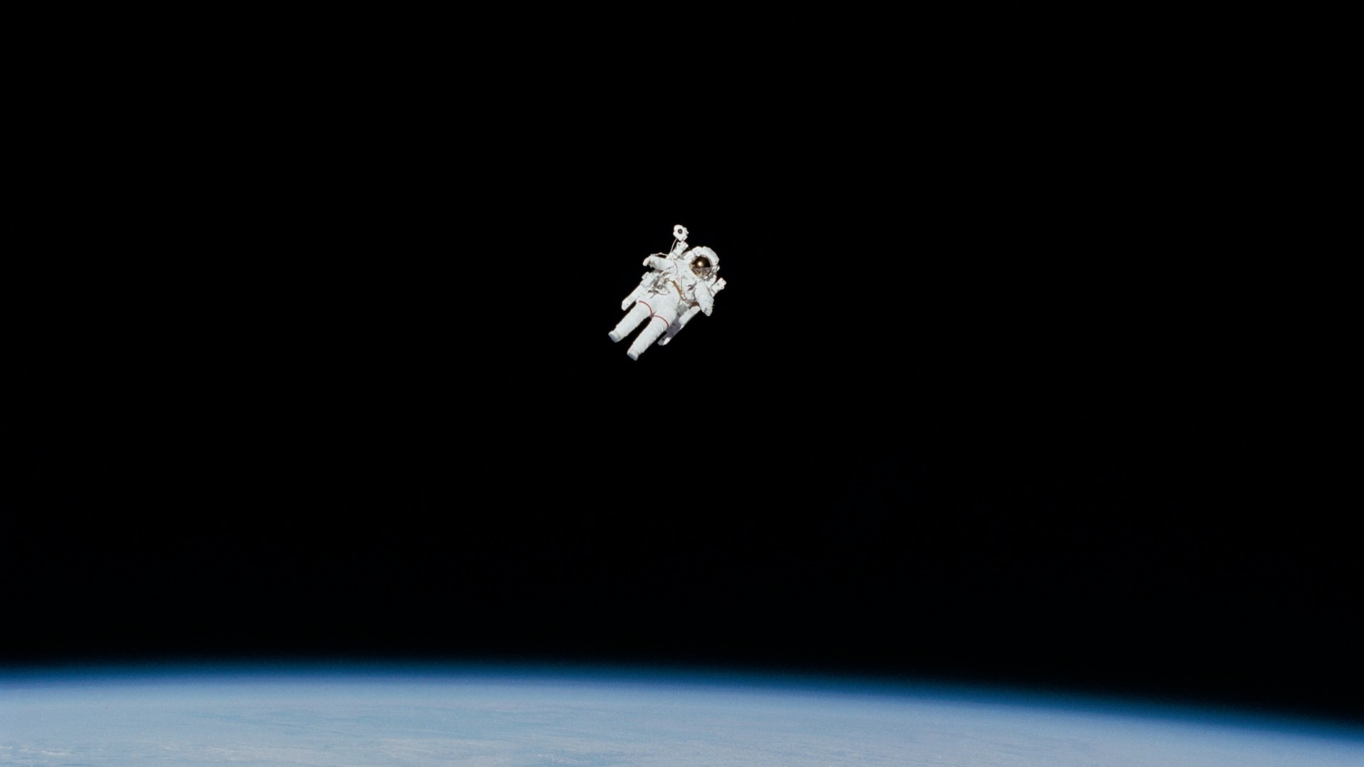 Космонавты, находящиеся в открытом космосе, могут столкнуться с проблемами эректильной функции