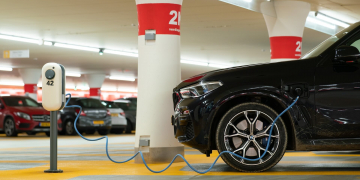 МЧС высказалось о зарядке электромобилей на парковках