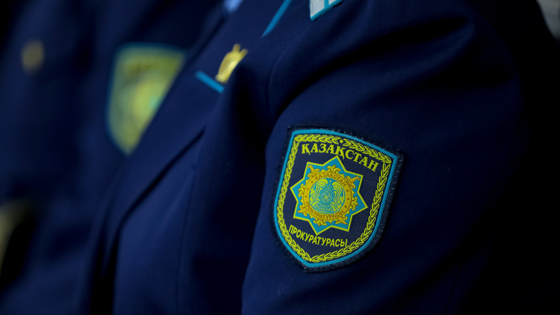 В Шымкенте прокуроры освободили из зданий полиции десятки людей