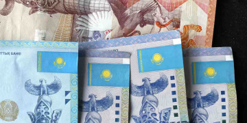 Закон о повышении зарплат и пенсий в Казахстане отправили на подпись президенту