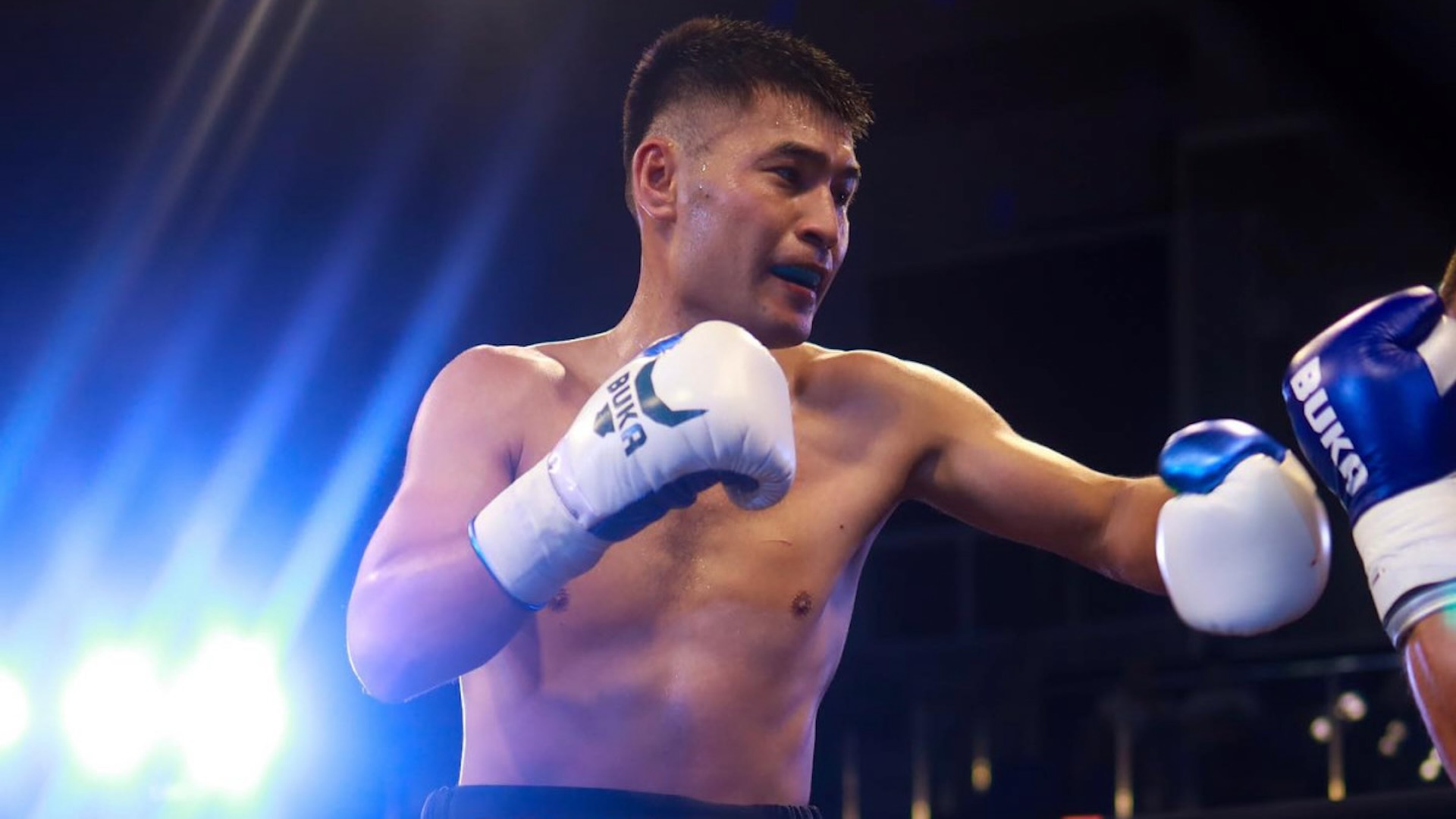 Бой казахстанского чемпиона с «Тайсоном» из Узбекистана завершился остановкой боя