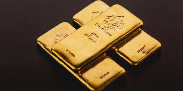 Цены на золото понижаются после достижения исторического максимума