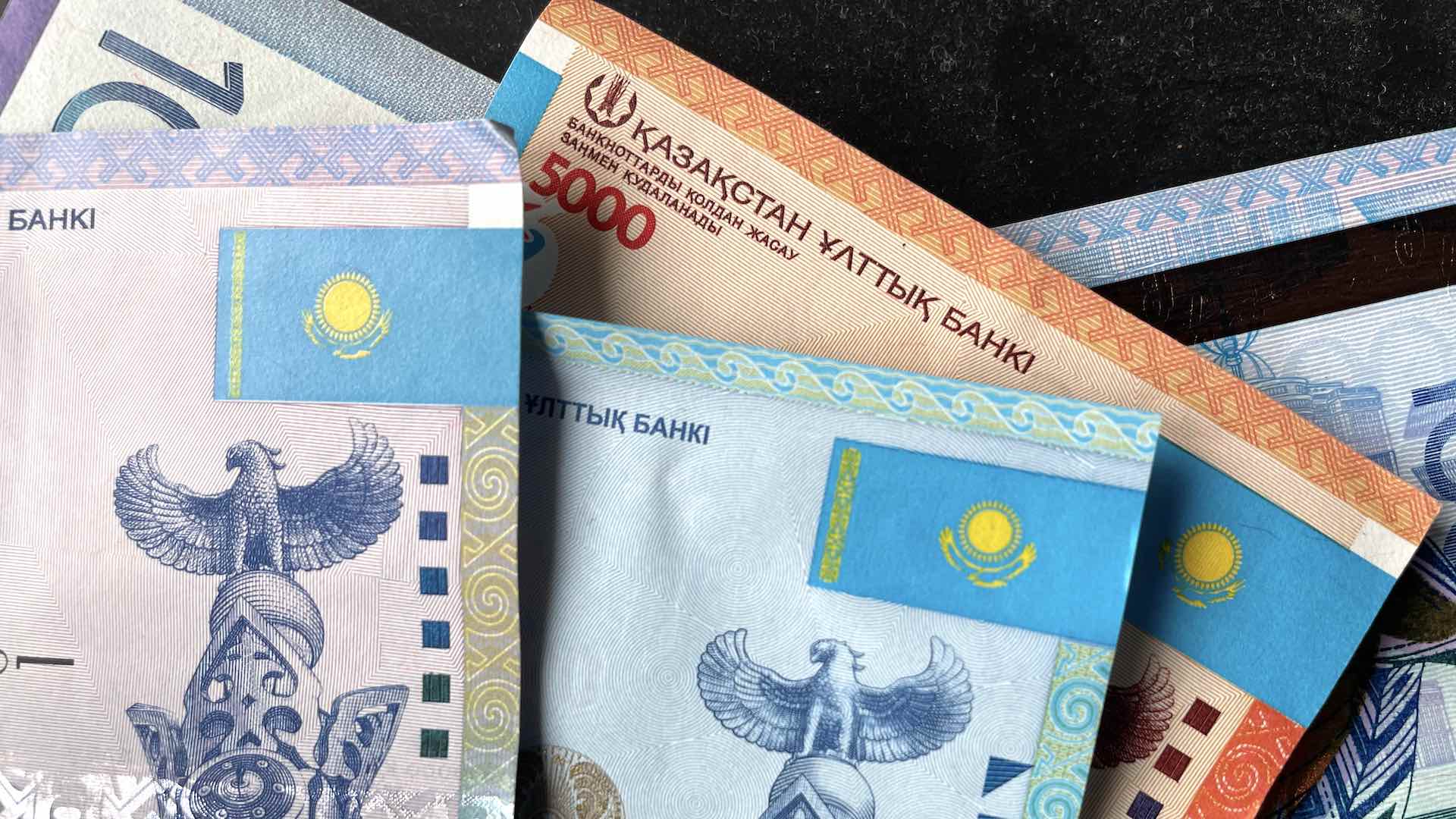 Казахстан занял последнее место по темпам роста зарплат в ЕАЭС в 2023 году