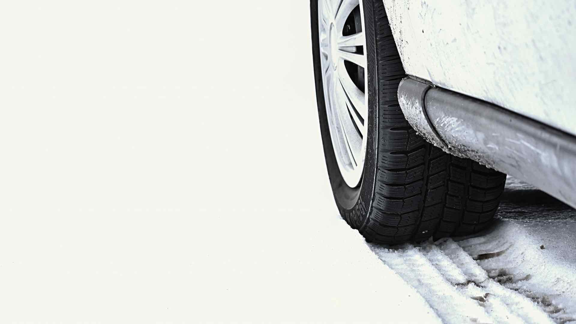 Казахстанских водителей на автомобилях на летних шинах начали штрафовать с 1 декабря