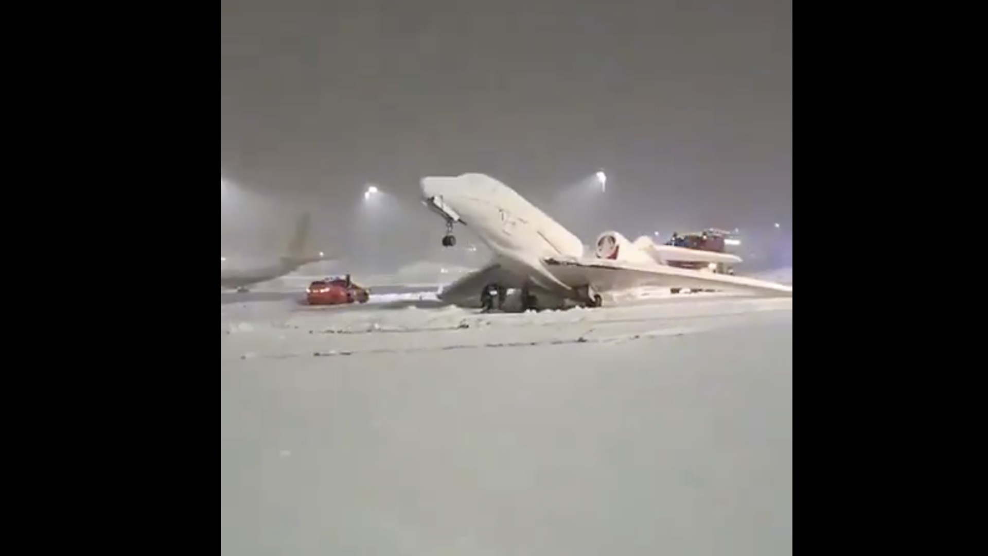 Снежная буря парализовала работу аэропорта Мюнхена и вызвала хаос на дорогах
