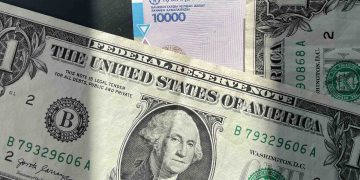 Средневзвешенный курс доллара на KASE снизился на 0,38 тенге за день
