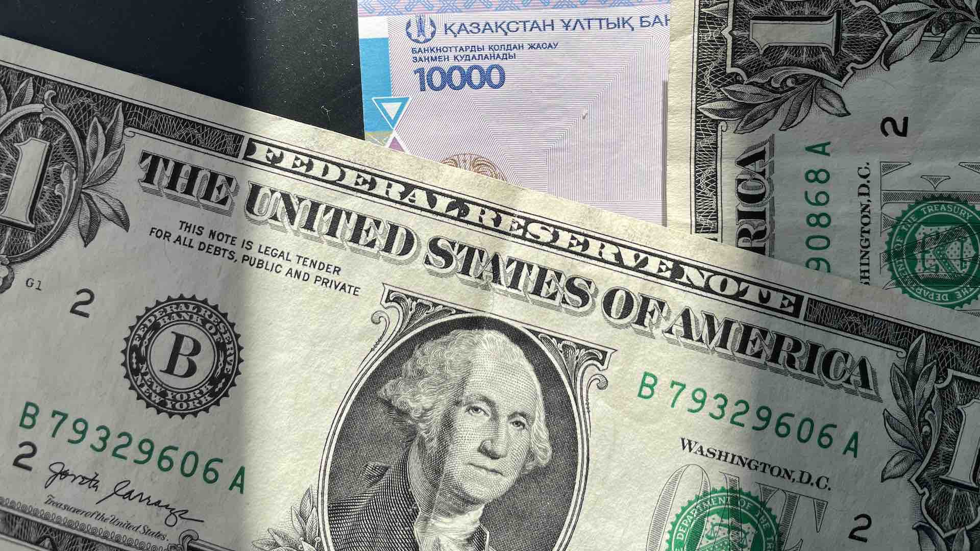 Средневзвешенный курс доллара на KASE снизился на 0,38 тенге за день