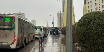 В Астане задерживается движение автобусов, а пригородные маршруты временно приостановлены