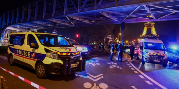 В Париже мужчина напал с ножом на прохожих. В результате один человек погиб, а двое - ранены