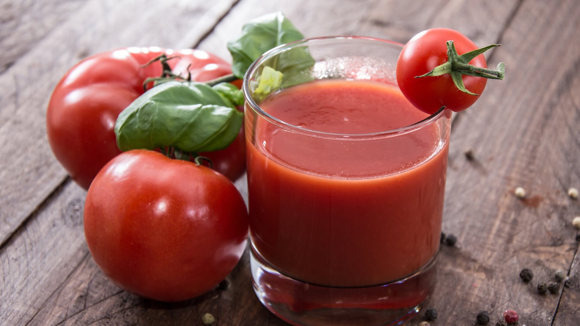 Как приготовить томатный сок в домашних. Томатный щербет. Томатный сок. Сок из томатов. Свежевыжатый томатный сок.