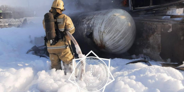 Пожарные в Караганде вынесли 66 газовых баллонов из горящей заправки