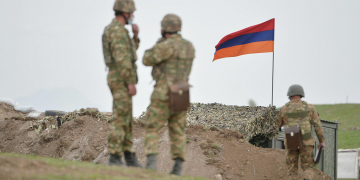Азербайджан обвинил Армению в обстреле военных позиций