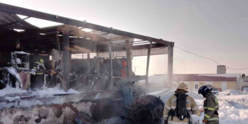 Более 60 газовых баллонов вынесли спасатели из горящей заправки в Караганде