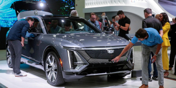 GM возвращается во Францию с полностью электрическим Cadillac Lyriq