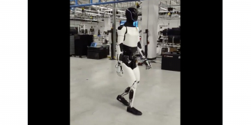 Илон Маск опубликовал видео, на котором показан робот Optimus