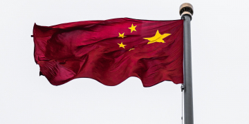 Китай обещает решительно защищать свои компании от санкций Великобритании: заявление посольства