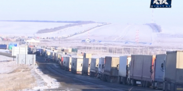 На границе в Западно-Казахстанской области образовалась пробка из 500 грузовиков