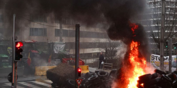 Протестующие фермеры заблокировали Брюссель тракторами во время встречи министров