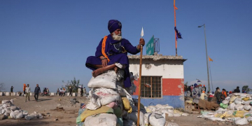 С копьями и щитами индийские воины-сикхи Ниханг присоединились к протестам фермеров