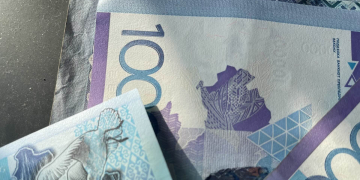 Сколько стоят доллар, евро и рубль в обменниках Казахстана и официальные курсы на 26 февраля