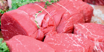 Врач рекомендует пожилым людям употреблять красное мясо не чаще одного раза в месяц